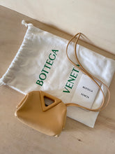 Carica l'immagine nel visualizzatore di Gallery, Bottega Veneta Point Coin Purse