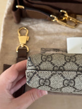 Carica l'immagine nel visualizzatore di Gallery, Gucci Mini Messenger GG Supreme