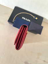 Carica l'immagine nel visualizzatore di Gallery, Prada portafoglio grande con portacarte rimovibile