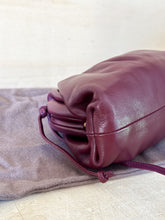 Carica l'immagine nel visualizzatore di Gallery, Bottega Veneta Mini Pouch Liscia Barolo