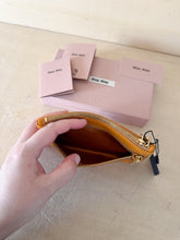 Carica l'immagine nel visualizzatore di Gallery, Miu Miu Bustina Softy Color Melograno