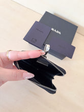 Carica l'immagine nel visualizzatore di Gallery, Prada Portamonete & Charm Triangolo