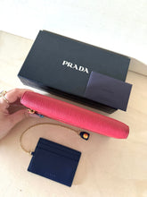 Carica l'immagine nel visualizzatore di Gallery, Prada portafoglio grande con portacarte rimovibile