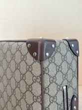 Carica l'immagine nel visualizzatore di Gallery, Gucci Borsa Globe Trotter GG Supreme