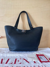Carica l'immagine nel visualizzatore di Gallery, Valentino Borsa Shopping Piccola Rockstud In Vitello Granato
