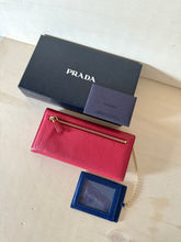 Carica l'immagine nel visualizzatore di Gallery, Prada portafoglio grande con portacarte rimovibile