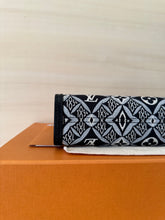 Carica l'immagine nel visualizzatore di Gallery, Louis Vuitton Pochette Toilette Limited Edition 1854 Grey