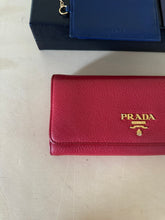 Carica l'immagine nel visualizzatore di Gallery, Prada portafoglio grande con portacarte rimovibile
