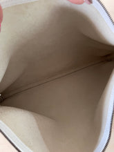 Carica l'immagine nel visualizzatore di Gallery, Gucci Maxi Pochette Limited Edition