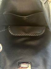 Carica l'immagine nel visualizzatore di Gallery, Valentino Borsa Shopping Piccola Rockstud In Vitello Granato