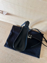 Carica l'immagine nel visualizzatore di Gallery, Fendi Mini Clutch Vitello Baltico Nera Con Tracolla