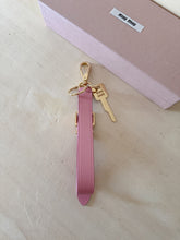 Carica l'immagine nel visualizzatore di Gallery, Miu Miu Portachiavi In Pelle Con Chiave Logo