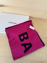Carica l'immagine nel visualizzatore di Gallery, Balenciaga Sciarpa Magenta Scritta Logo