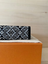 Carica l'immagine nel visualizzatore di Gallery, Louis Vuitton Pochette Toilette Limited Edition 1854 Grey