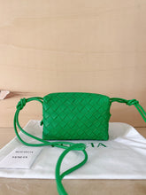 Carica l'immagine nel visualizzatore di Gallery, Bottega Veneta Borsa Mini Loop Color Parakeet