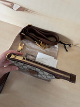 Carica l'immagine nel visualizzatore di Gallery, Gucci Mini Messenger GG Supreme
