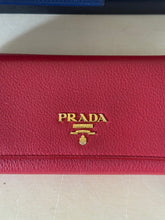 Carica l'immagine nel visualizzatore di Gallery, Prada portafoglio grande con portacarte rimovibile