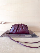 Carica l'immagine nel visualizzatore di Gallery, Bottega Veneta Mini Pouch Liscia Barolo