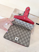 Carica l'immagine nel visualizzatore di Gallery, Gucci Mini Dionysus Verticale GG Supreme Rossa