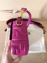 Carica l'immagine nel visualizzatore di Gallery, Fendi Baguette Media Color Lampone