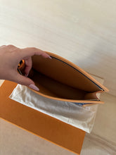 Carica l'immagine nel visualizzatore di Gallery, Louis Vuitton Pochette Toilette Limited Edition 1854 Blue