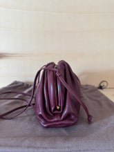 Carica l'immagine nel visualizzatore di Gallery, Bottega Veneta Mini Pouch Liscia Barolo