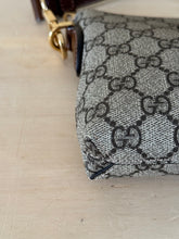 Carica l'immagine nel visualizzatore di Gallery, Gucci Mini Messenger GG Supreme