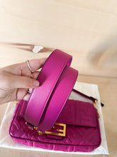 Carica l'immagine nel visualizzatore di Gallery, Fendi Baguette Media Color Lampone