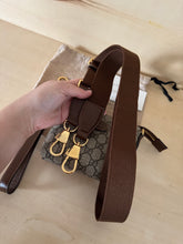 Carica l'immagine nel visualizzatore di Gallery, Gucci Mini Messenger GG Supreme