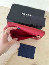 Carica l'immagine nel visualizzatore di Gallery, Prada portafoglio grande con portacarte rimovibile