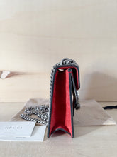 Carica l'immagine nel visualizzatore di Gallery, Gucci Mini Dionysus Verticale GG Supreme Rossa