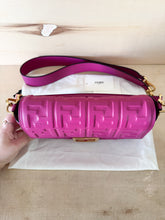 Carica l'immagine nel visualizzatore di Gallery, Fendi Baguette Media Color Lampone