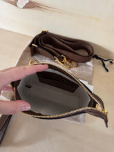 Carica l'immagine nel visualizzatore di Gallery, Gucci Mini Messenger GG Supreme