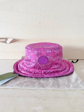 Carica l'immagine nel visualizzatore di Gallery, Gucci Bucket Reversibile Metallic GG Fucsia