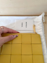 Carica l'immagine nel visualizzatore di Gallery, Bottega Veneta Pochette Cassette Grande Gialla