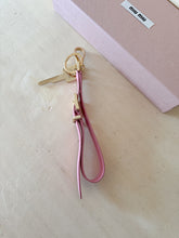 Carica l'immagine nel visualizzatore di Gallery, Miu Miu Portachiavi In Pelle Con Chiave Logo