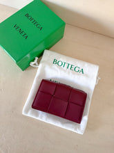 Carica l'immagine nel visualizzatore di Gallery, Bottega Veneta Portacarte Cassette Barolo