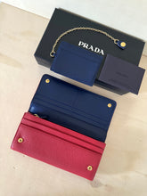Carica l'immagine nel visualizzatore di Gallery, Prada portafoglio grande con portacarte rimovibile