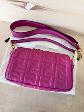 Carica l'immagine nel visualizzatore di Gallery, Fendi Baguette Media Color Lampone