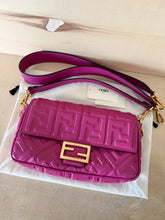 Carica l'immagine nel visualizzatore di Gallery, Fendi Baguette Media Color Lampone