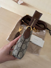 Carica l'immagine nel visualizzatore di Gallery, Gucci Mini Messenger GG Supreme