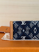 Carica l'immagine nel visualizzatore di Gallery, Louis Vuitton Pochette Toilette Limited Edition 1854 Blue