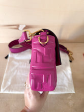 Carica l'immagine nel visualizzatore di Gallery, Fendi Baguette Media Color Lampone