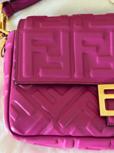 Carica l'immagine nel visualizzatore di Gallery, Fendi Baguette Media Color Lampone