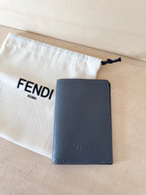 Carica l'immagine nel visualizzatore di Gallery, Fendi Porta Passaporto Pelle Martellata Antracite