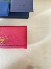Carica l'immagine nel visualizzatore di Gallery, Prada portafoglio grande con portacarte rimovibile