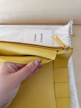 Carica l'immagine nel visualizzatore di Gallery, Bottega Veneta Pochette Cassette Grande Gialla