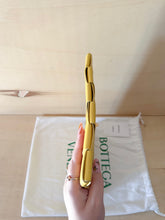 Carica l'immagine nel visualizzatore di Gallery, Bottega Veneta Pochette Cassette Grande Gialla