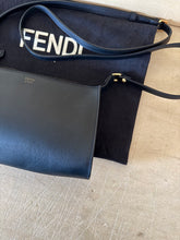 Carica l'immagine nel visualizzatore di Gallery, Fendi Mini Clutch Vitello Baltico Nera Con Tracolla