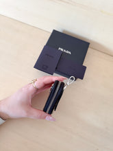 Carica l'immagine nel visualizzatore di Gallery, Prada Portamonete & Charm Triangolo